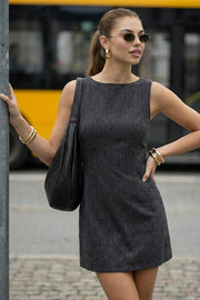 Vestido básico corto de estampado rayas, fit recto, pinzas frontales, sin mangas, cuello barco y lazo amarrable en cintura. Cierre posterior con cremallera oculta.