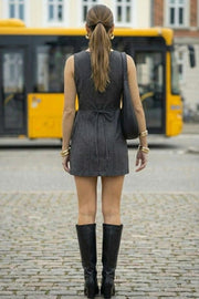 Vestido básico corto de estampado rayas, fit recto, pinzas frontales, sin mangas, cuello barco y lazo amarrable en cintura. Cierre posterior con cremallera oculta.