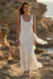 Vestido largo de fit fluido, sin mangas, escote redondo, detalle decorativo de pañuelo con encaje en cadera.&nbsp;