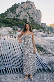 Vestido largo estampado de fit fluido, escote curveado jareta ajustable, plisados y cut out frontal, tirantes delgados ajustables. y cierre posterior con cremallera oculta.