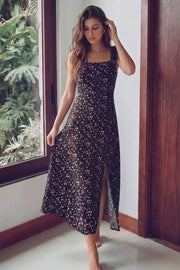 Vestido largo de estampado floral, fit recto, escote redondeado, corte frontal, tirantes elásticos con plisados y escote en espalda con lazado ajustable. Abertura frontal en bajo, rib elástico y cremallera oculta posterior.