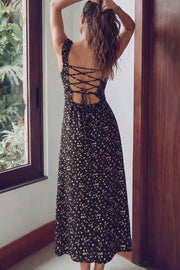 Vestido largo de estampado floral, fit recto, escote redondeado, corte frontal, tirantes elásticos con plisados y escote en espalda con lazado ajustable. Abertura frontal en bajo, rib elástico y cremallera oculta posterior.