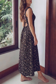Vestido largo de estampado floral, fit recto, escote redondeado, corte frontal, tirantes elásticos con plisados y escote en espalda con lazado ajustable. Abertura frontal en bajo, rib elástico y cremallera oculta posterior.