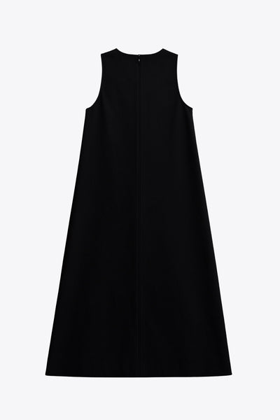 Vestido midi básico de fit fluido, corte en a, sin mangas, bolsillos delanteros y cuello redondo. Cierre posterior con botón y ojal.