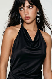 Vestido largo satinado de cuello halter fluido con lazo amarrable posterior y escote en espalda.