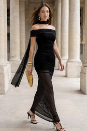 Vestido largo plisado de mesh, fit ajustado, hombros descubiertos, manga corta seguida, escote recto con plisados frontales, en hombros y costados. Detalle de transparencia en bajo y choker.