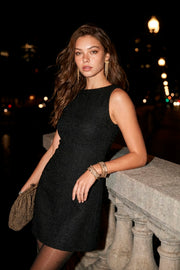 Vestido corto de fit recto, sin mangas, cuello barco y escote en espalda con lazo amarrable posterior.