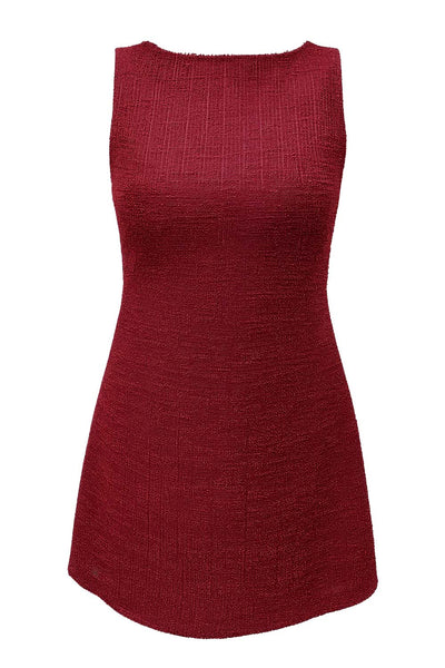 Vestido corto de fit recto, sin mangas, cuello barco y escote en espalda con lazo amarrable posterior.