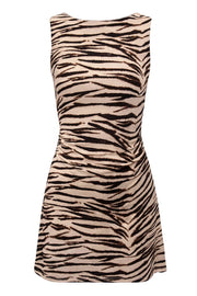 Vestido corto de estampado animal, fit ajustado, sin mangas, corte en a, cuello barco y plisados en laterales en cintura.