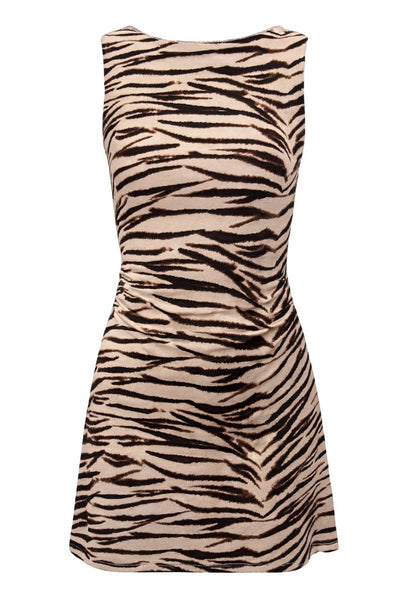 Vestido corto de estampado animal, fit ajustado, sin mangas, corte en a, cuello barco y plisados en laterales en cintura.