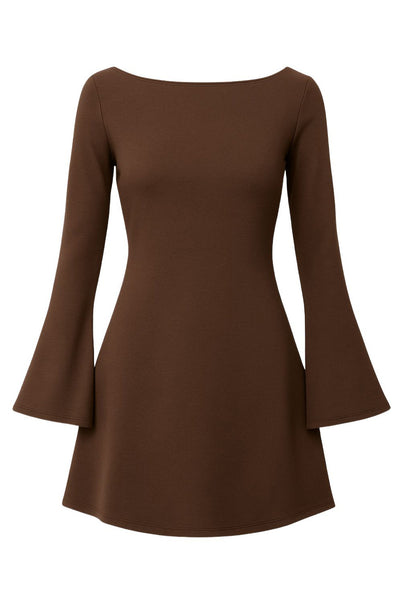 Vestido corto de fit ajustado, manga larga con puño amplio, cuello barco y escote en espalda con lazo amarrable posterior.