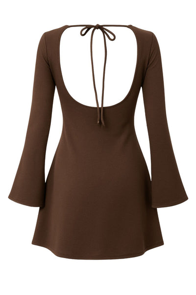 Vestido corto de fit ajustado, manga larga con puño amplio, cuello barco y escote en espalda con lazo amarrable posterior.