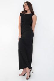 Vestido maxi de fit ajustado, sin mangas, asimétrico de manga corta seguida con hombro descubierto, escote diagonal, abertura posterior en bajo y cierre con cremallera visible en contraste.