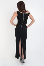 Vestido maxi de fit ajustado, sin mangas, asimétrico de manga corta seguida con hombro descubierto, escote diagonal, abertura posterior en bajo y cierre con cremallera visible en contraste.