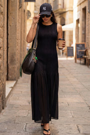 Vestido largo de encaje, sin mangas, cuello redondo, fit ajustado y bajo con detalle en contraste con olanes.