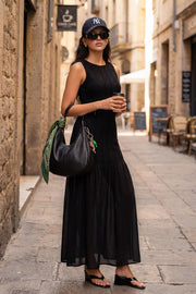 Vestido largo de encaje, sin mangas, cuello redondo, fit ajustado y bajo con detalle en contraste con olanes.