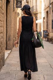 Vestido largo de encaje, sin mangas, cuello redondo, fit ajustado y bajo con detalle en contraste con olanes.