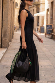 Vestido largo de encaje, sin mangas, cuello redondo, fit ajustado y bajo con detalle en contraste con olanes.