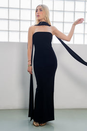 Vestido maxi strapless de fit ajustado, escote recto y abertura en bajo. Detalle decorativo de choker.