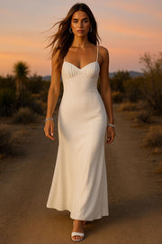 Vestido midi de fit recto, escote curveado con detalles plisados y corte frontal, tirantes delgados ajustables y cut out con nudo en espalda. Cierre posterior con cremallera oculta.
