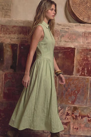 Vestido midi camisero, de estampado rayas, corte en a, sin mangas, cuello camisero, cortes decorativos con plisados en cadera, pinzas y cierre frontal con hilera de botones.