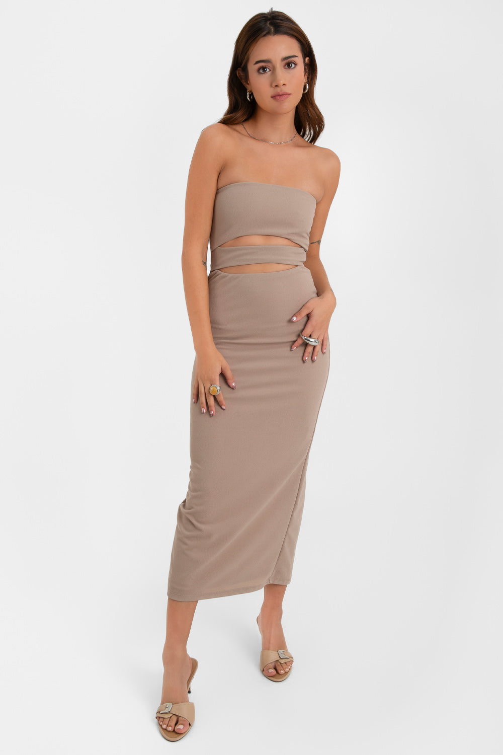 Vestido midi de ajustado strapless con cut outs.