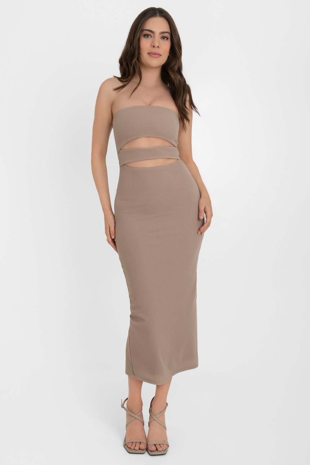 Vestido midi de ajustado strapless con cut outs.