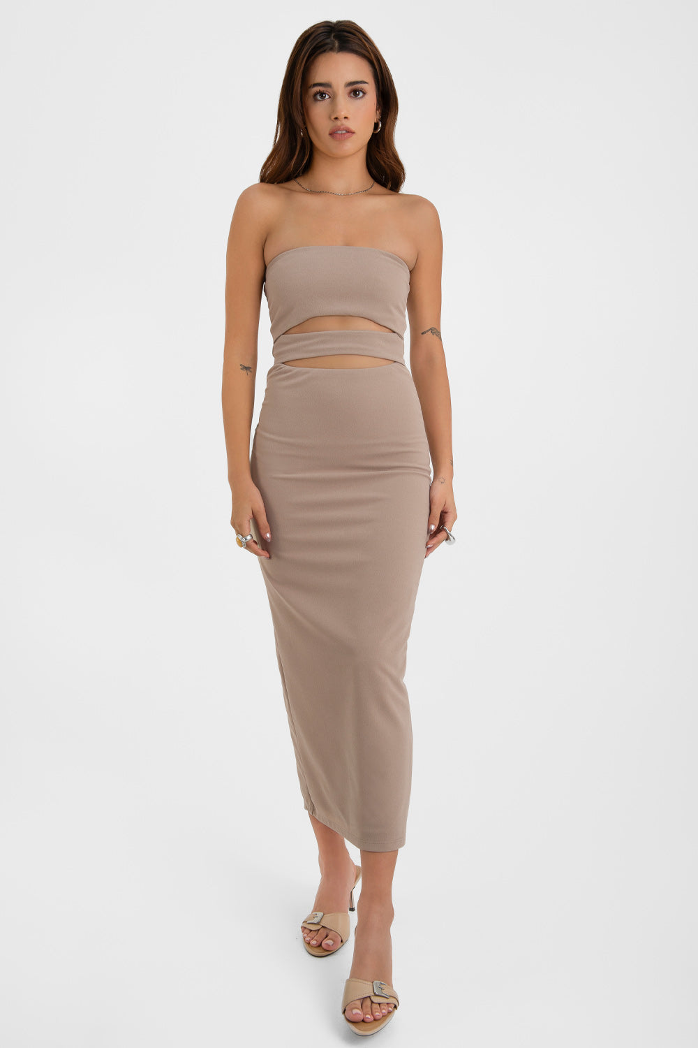 Vestido midi de ajustado strapless con cut outs.