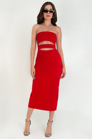 Vestido midi de fit ajustado, strapless, escote recto y detalle de cut outs frontales. Cierre posterior con cremallera visible en contraste y abertura en bajo.