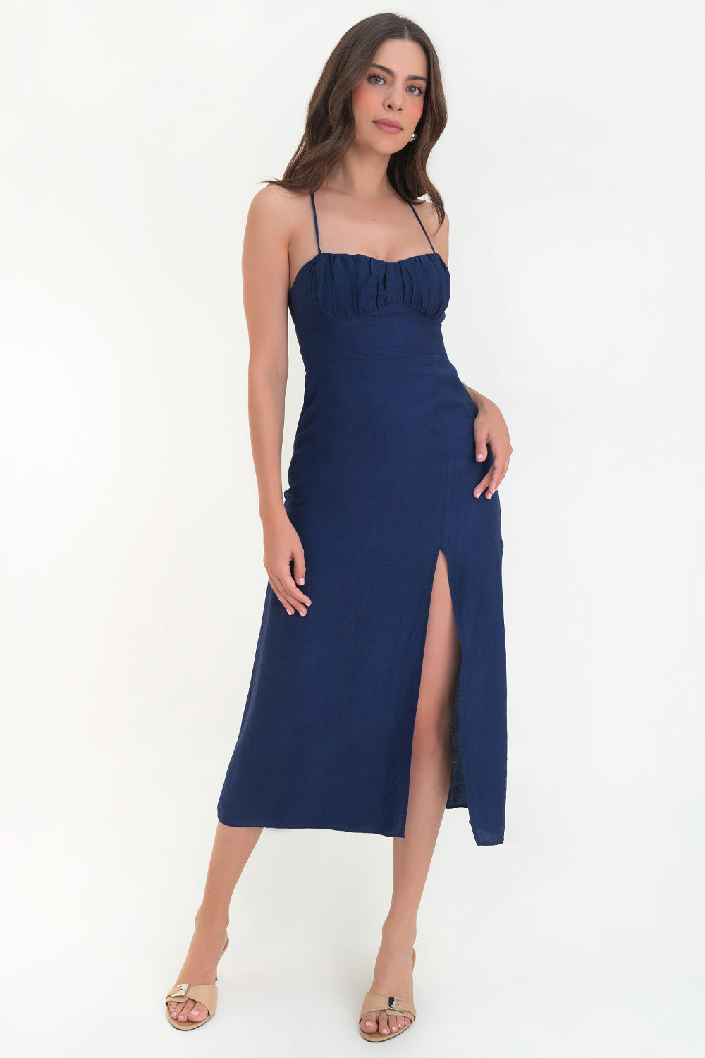 Vestido midi de fit recto, escote curveado con detalles plisados y corte frontal, tirantes delgados con cruce posterior y lazado ajustable en espalda. Abertura frontal en bajo y cierre posterior con cremallera oculta.