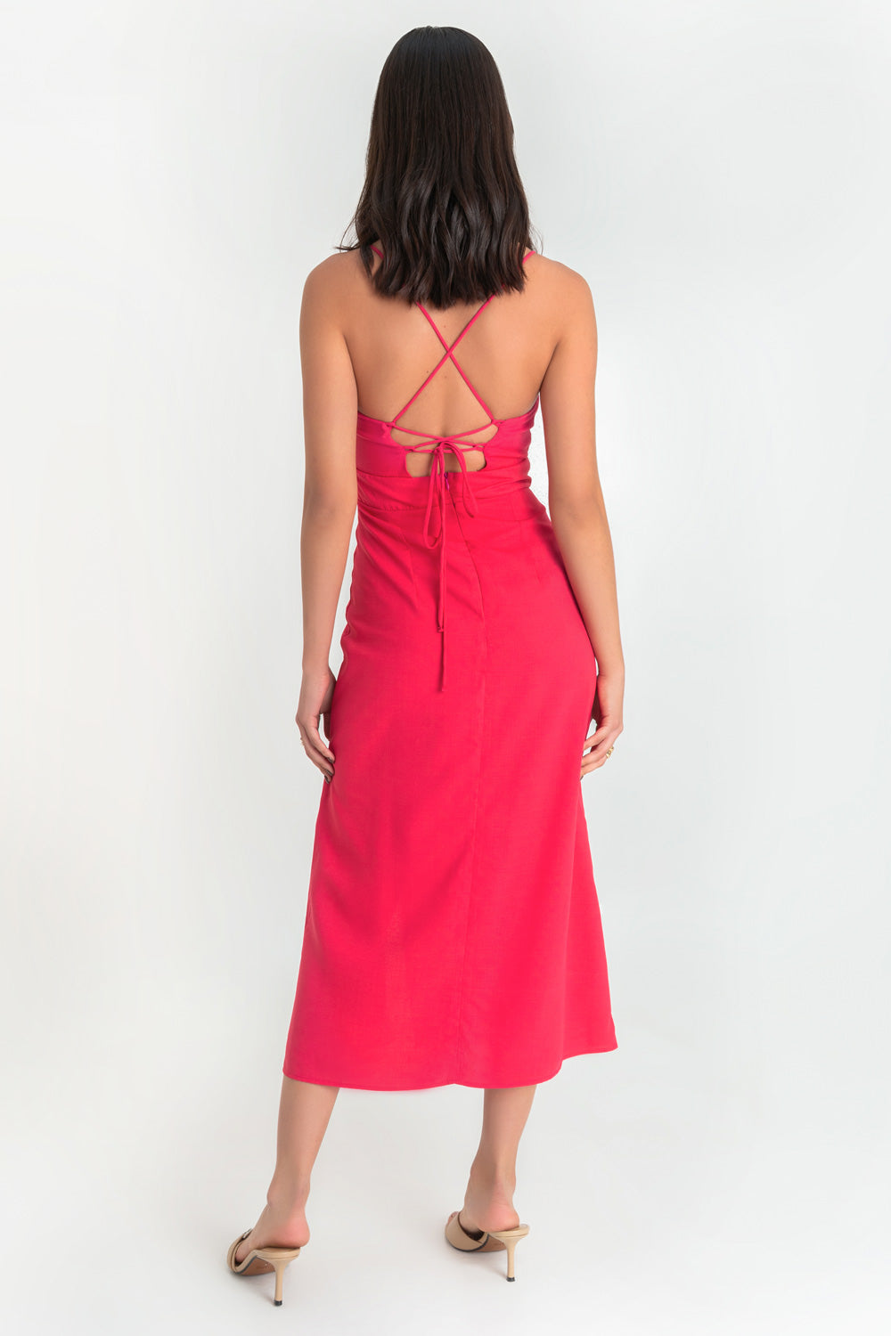 Vestido midi de fit recto, escote v curveado con detalles plisados y corte frontal, tirantes delgados con cruce posterior y lazado ajustable en espalda. Abertura frontal en bajo y cierre posterior con cremallera oculta.