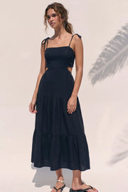 Vestido midi de lino, corte en a, tirantes delgados con nudo amarrable, bajo con capas de olanes, cut out en costados y espalda. Detalle de rib elástico en cintura y fruncido en espalda.