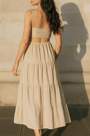 Vestido midi de lino, corte en a, tirantes delgados con nudo amarrable, bajo con capas de olanes, cut out en costados y espalda. Detalle de rib elástico en cintura y fruncido en espalda.