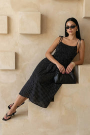 Vestido midi de estampado polka dot, escote redondeado, tirantes delgados ajustables, talle fruncido, detalle frontal v en cintura con plisados y olanes en bajo.