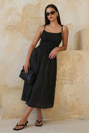 Vestido midi de estampado polka dot, escote redondeado, tirantes delgados ajustables, talle fruncido, detalle frontal v en cintura con plisados y olanes en bajo.