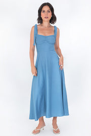 Vestido midi de tirantes con nudo, escote corazón con plisados y cortes decorativos frontales, corte en a y cierre posterior con cremallera oculta.