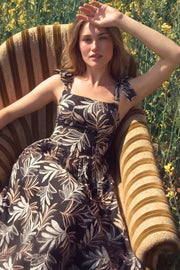 Vestido midi estampado de tirantes con nudo amarrable, escote recto y corte en a. Detalle de fruncido en espalda y bajo con olanes.