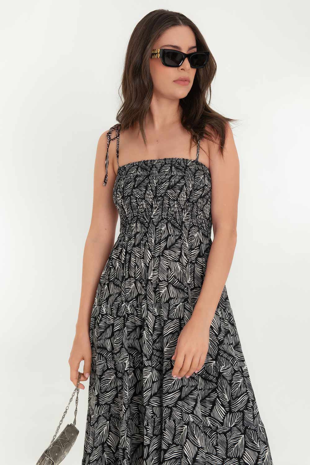 Vestido midi estampado de talle fruncido, escote recto, tirantes delgados con nudo amarrable, corte en a y bajo con capas de olanes.