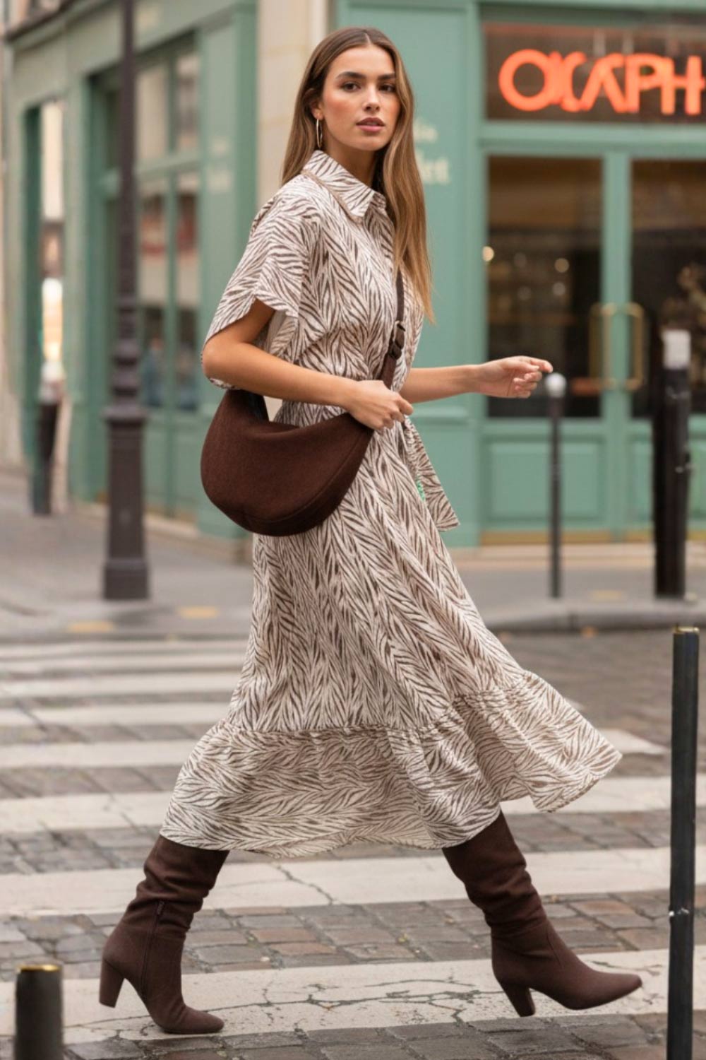 Vestido midi camisero, estampado, de fit fluido, manga corta amplia con olanes, cuello camisero, cinturón amarrable del mismo tejido, pinza de amplitud en espalda y olanes en bajo asimétrico. Detalle de bies en contraste.