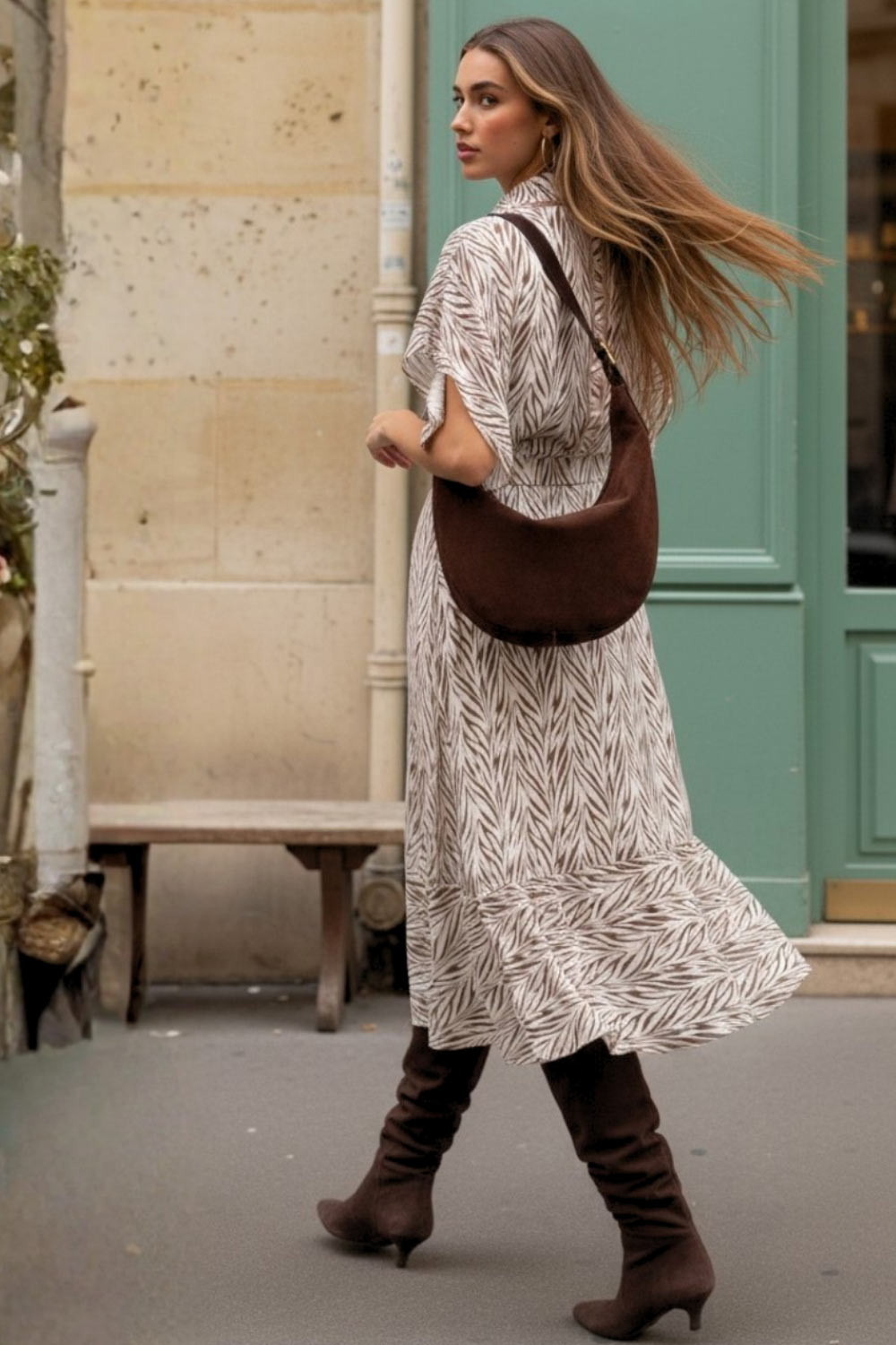 Vestido midi camisero, estampado, de fit fluido, manga corta amplia con olanes, cuello camisero, cinturón amarrable del mismo tejido, pinza de amplitud en espalda y olanes en bajo asimétrico. Detalle de bies en contraste.