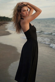 Vestido midi de cuello halter, sin mangas, escote recto, corte en a, corte v en cintura con plisados y fruncido en espalda.