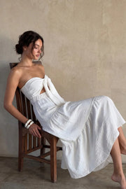 Vestido midi strapless de escote corazón con nudo amarrable, cut out frontal, cintura elástica, detalle de capas de olanes en bajo y fruncido en espalda.