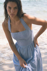Vestido midi de cuello halter con rib elástico, sin mangas, escote recto, cortes frontales, detalle frontal v en cintura con plisados y fruncido en espalda.