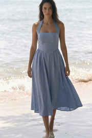 Vestido midi de cuello halter con rib elástico, sin mangas, escote recto, cortes frontales, detalle frontal v en cintura con plisados y fruncido en espalda.