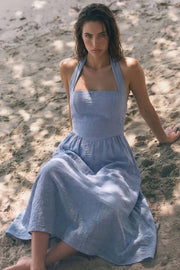 Vestido midi de cuello halter con rib elástico, sin mangas, escote recto, cortes frontales, detalle frontal v en cintura con plisados y fruncido en espalda.