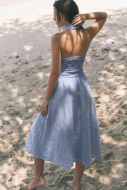 Vestido midi de cuello halter con rib elástico, sin mangas, escote recto, cortes frontales, detalle frontal v en cintura con plisados y fruncido en espalda.