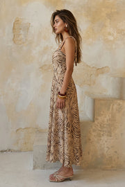 Vestido midi estampado de tirantes con nudo amarrable, escote corazón con plisados y cortes decorativos frontales, corte en a y cierre posterior con cremallera oculta.