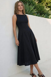 Vestido midi de lino, sin mangas, corte en a, cuello barco, escote en espalda y cortes frontales decorativos. Cierre lateral con cremallera oculta.
