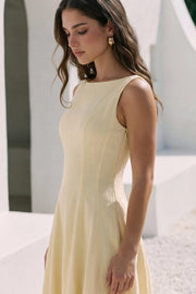 Vestido midi de lino, sin mangas, corte en a, cuello barco, escote en espalda y cortes frontales decorativos. Cierre lateral con cremallera oculta.