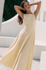 Vestido midi de lino, sin mangas, corte en a, cuello barco, escote en espalda y cortes frontales decorativos. Cierre lateral con cremallera oculta.